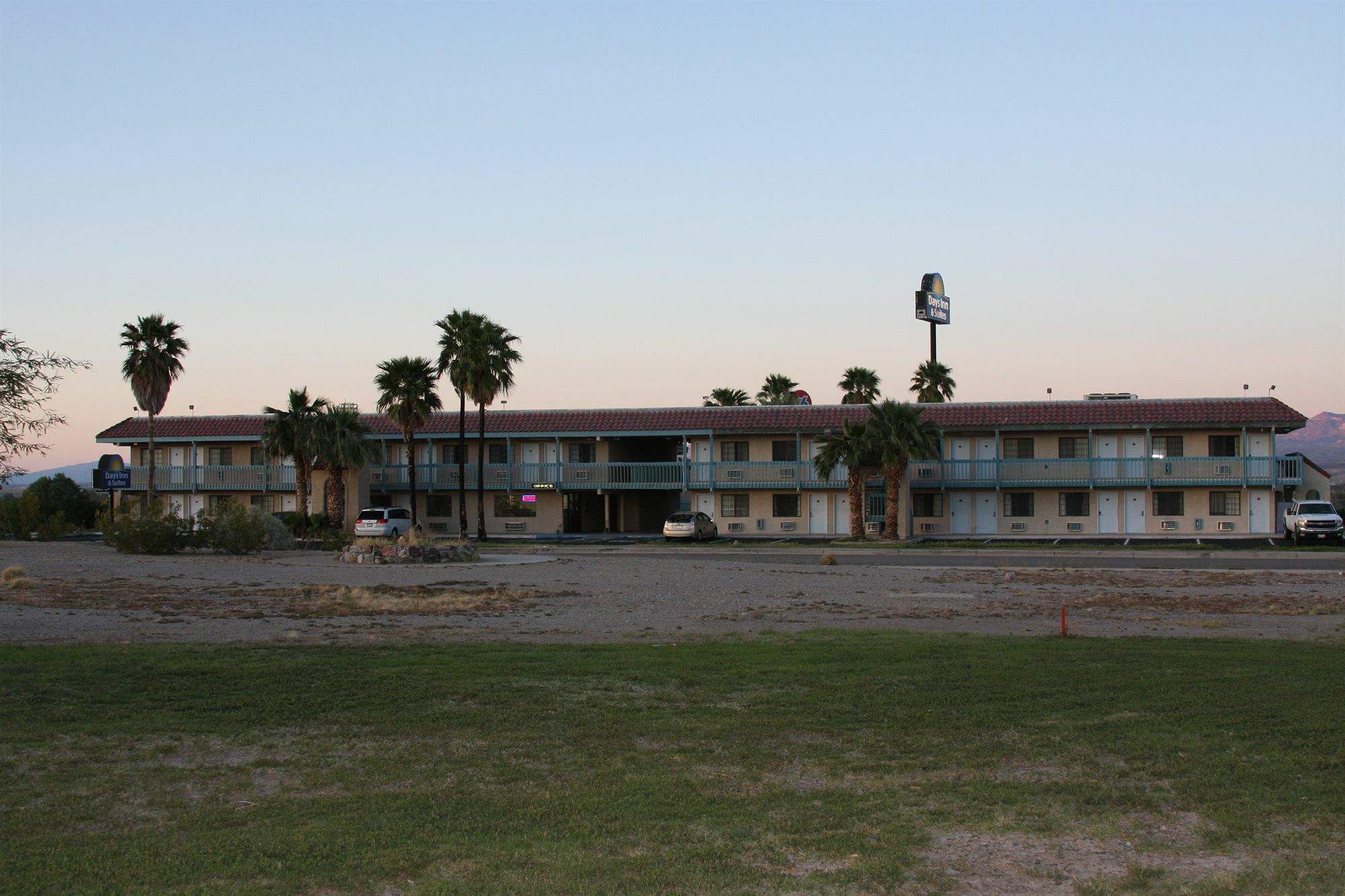 Days Inn & Suites By Wyndham Needles Exterior photo