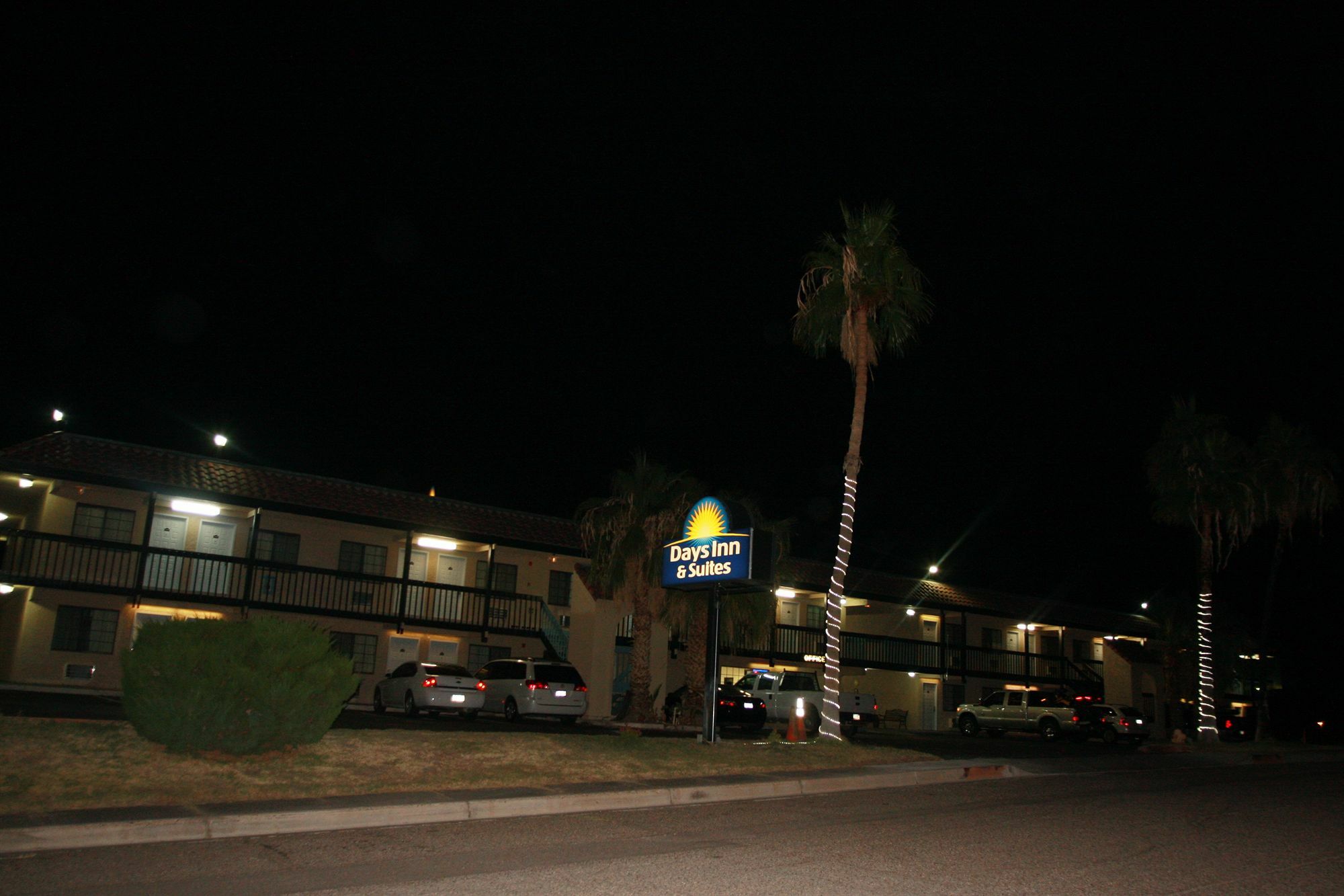 Days Inn & Suites By Wyndham Needles Exterior photo